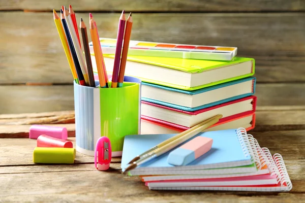 Papelería brillante de la escuela en la vieja mesa de madera — Foto de Stock