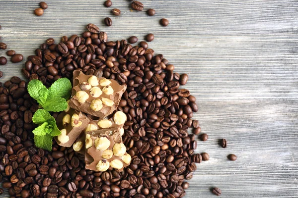 Chocolate con menta y granos de café en la mesa de madera, vista superior —  Fotos de Stock