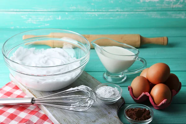 Albumi montati per la crema su sfondo di legno colore — Foto Stock