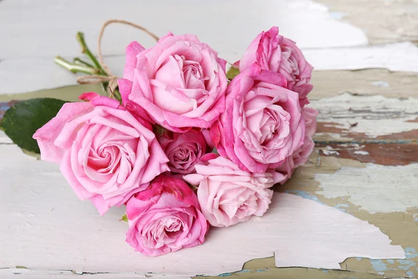 Belles roses fraîches sur table en bois, gros plan — Photo