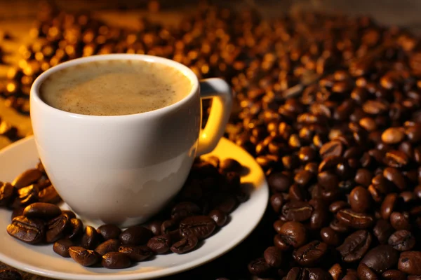 Šálek kávy s zrna, detail — Stock fotografie