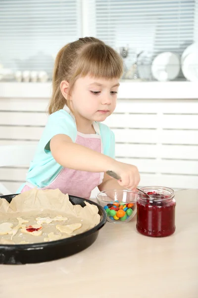 Kleines Mädchen bereitet zu Hause in der Küche Plätzchen zu — Stockfoto