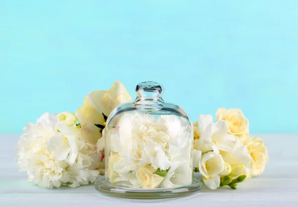 Hermosa composición con flores sobre fondo turquesa — Foto de Stock