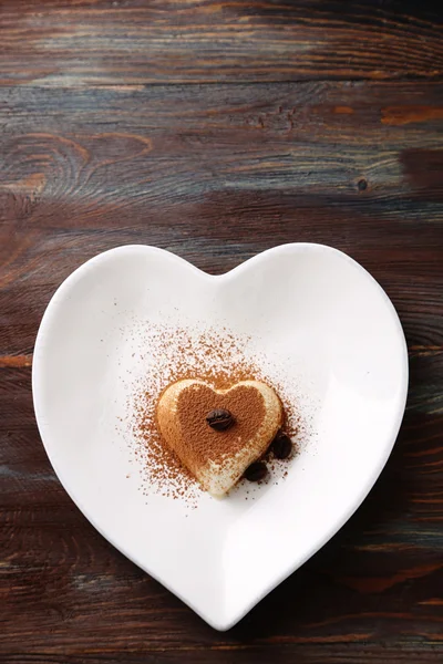 Savoureux dessert en panna cotta sur assiette, sur table en bois — Photo