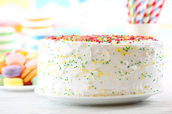 Torta di compleanno su sfondo colorato — Foto Stock