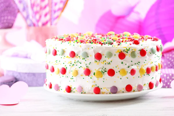 Bolo de aniversário em fundo colorido — Fotografia de Stock