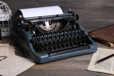 ahşap arka plan üzerinde Retro daktilo