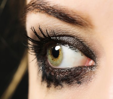 Göz gözyaşı damla ile genç kadının yakın çekim