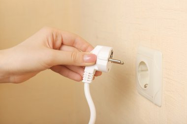 Elektrik prizinin el koyarak fiş yakın çekim