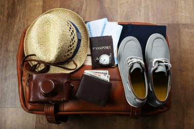 Ahşap arka plan üzerinde yolculuk şeyler kümesi