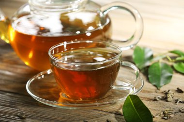 Tablo yakın çekim yeşil çayı fincan