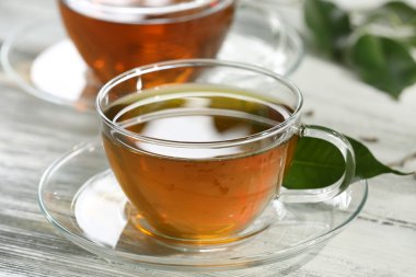 Üzerinde tablo yakın çekim yeşil çay bardak