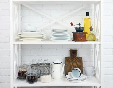 Beyaz tuğla duvar arka plan üzerinde yemekleri ile raf mutfak