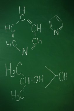 molekül modelleri ve tahta arka plan sayfasındaki formülleri
