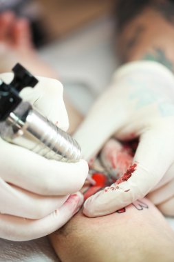 dövme sanatçısı iş yerinde, yakın çekim