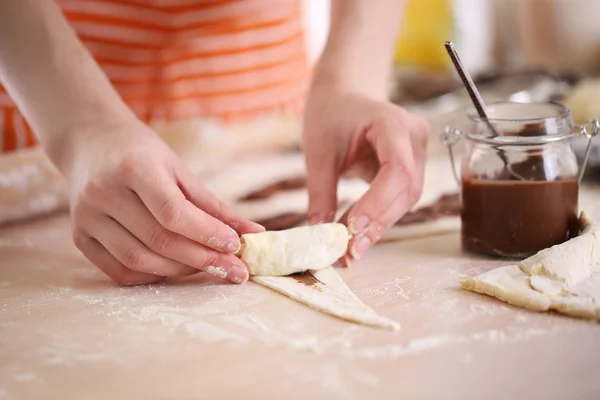 Maken van croissant cookies. — Stockfoto