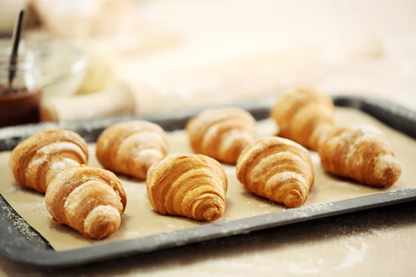 Hornear galletas de croissant . —  Fotos de Stock