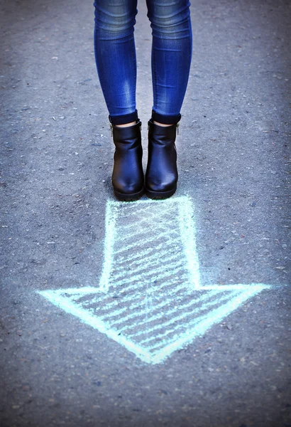 女性の足と舗装の背景に描画の矢印 — ストック写真