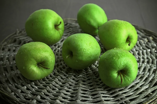 Green apples on wicker mat, closeup — Stock Photo, Image
