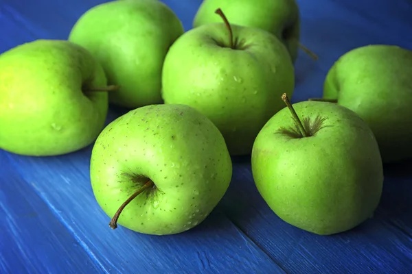 Grüne Äpfel auf farbigem Holztisch, Nahaufnahme — Stockfoto