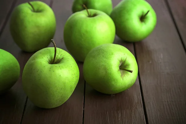 Zielone jabłka na drewnianym stole, zbliżenie — Zdjęcie stockowe