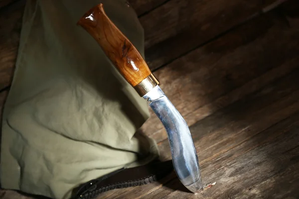 Cuchillo de caza sobre fondo de madera — Foto de Stock