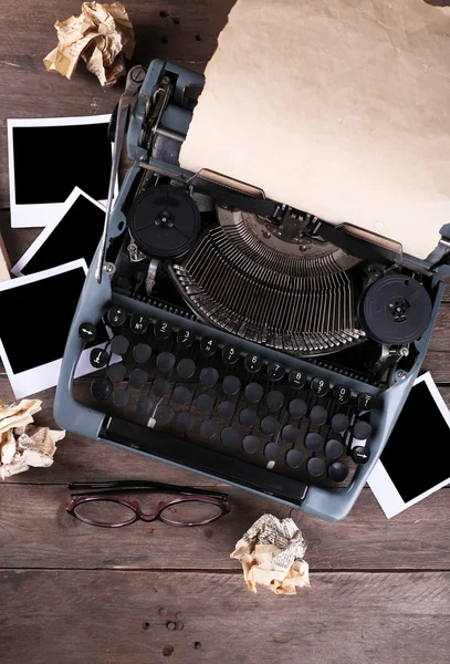 Retro schrijfmachine op houten tafel, bovenaanzicht — Stockfoto