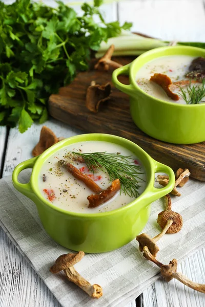 Pilzsuppe mit Gemüse auf Holztisch, Nahaufnahme — Stockfoto