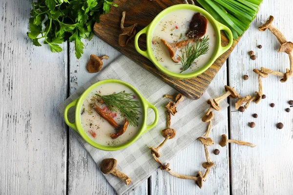 Pilzsuppe mit Gemüse auf Holztisch, Ansicht von oben — Stockfoto