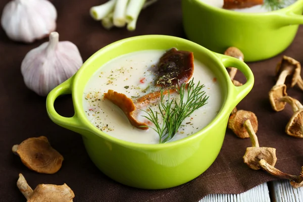 Pilzsuppe mit Grünkohl auf Serviette, Nahaufnahme — Stockfoto