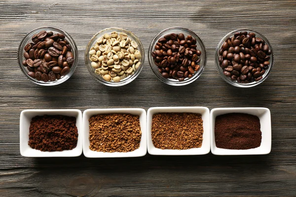 Granos de café en platillos sobre fondo de madera — Foto de Stock