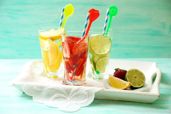 Cócteles con fresas frescas y limones sobre fondo de madera — Foto de Stock