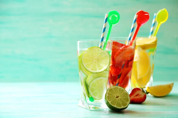 Cócteles con fresas frescas y limón sobre fondo de madera —  Fotos de Stock