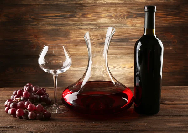 Garrafa de vidro de vinho em fundo de madeira — Fotografia de Stock