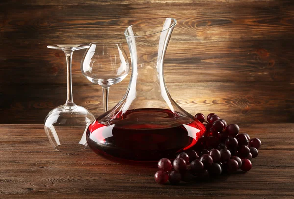 Caraffa di vetro di vino su sfondo di legno — Foto Stock