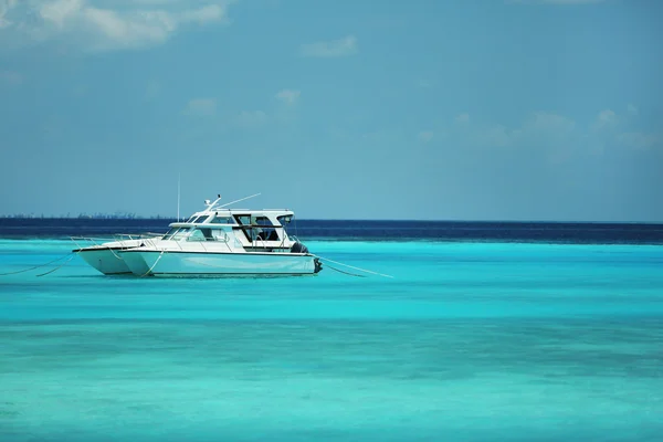 Yacht over ocean water background — Stock Photo, Image