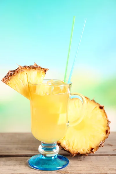 Fresh summer cocktail on wooden table on bright blurred background — Stock Photo, Image