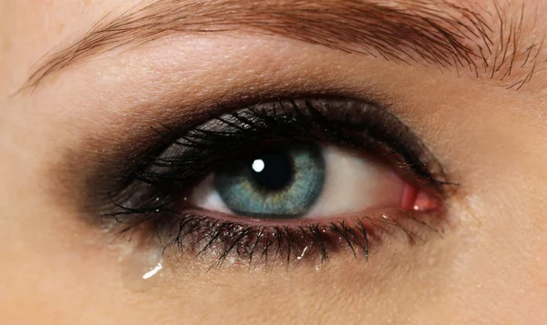 Close-up van oog van jonge vrouw met tear drop — Stockfoto