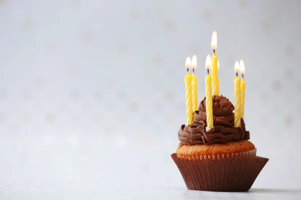 Delicioso cupcake de aniversário no fundo claro — Fotografia de Stock