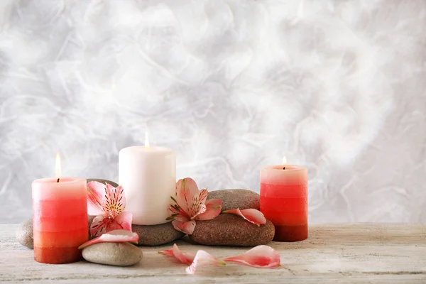 Bodegón con velas de spa sobre fondo de pantalla claro —  Fotos de Stock