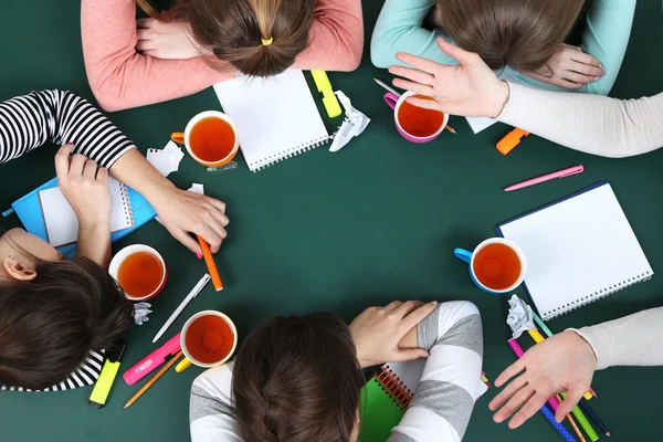 Kreatives Team für Arbeitsabläufe auf Tafel-Hintergrund von oben — Stockfoto