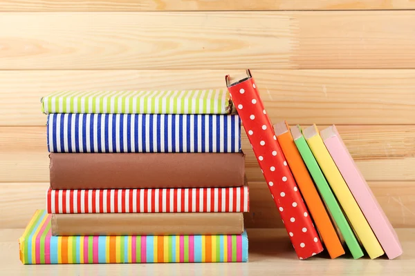 Books on shelf, close-up, on wooden background — Stock Photo, Image