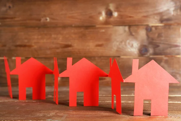 Casas de papel sobre fundo de madeira — Fotografia de Stock