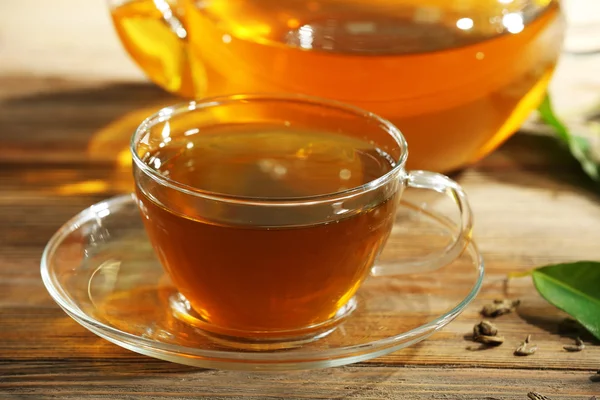 Kop van groene thee op tabel close-up — Stockfoto