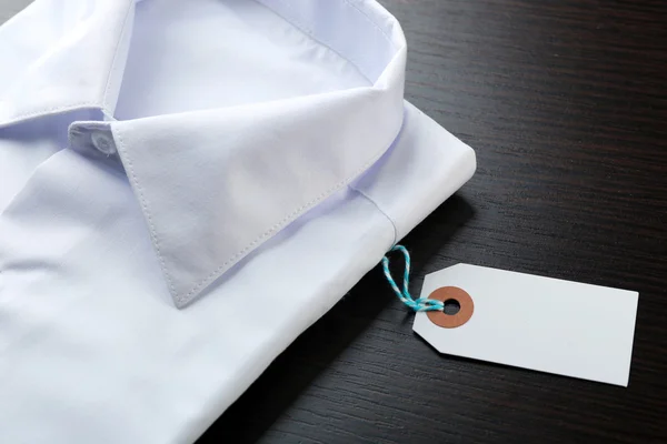 Fiyat etiketi beyaz gömlek, yakın çekim — Stok fotoğraf