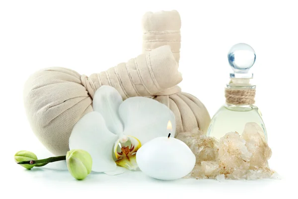 Composición con bolsas de masaje, sal marina y flor de orquídea, aislada en blanco — Foto de Stock