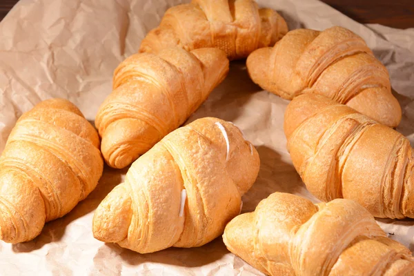 Deliciosos croissants na mesa close-up — Fotografia de Stock