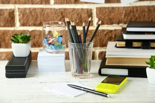 Stilvoller Arbeitsplatz zu Hause oder im Studio, auf braunem Backsteinhintergrund — Stockfoto