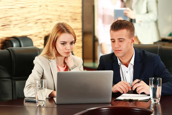 Uomini d'affari che lavorano in sala conferenze — Foto Stock