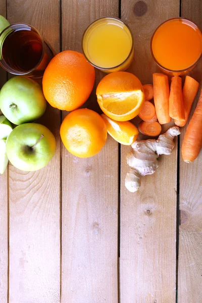 Surtido de jugos frescos saludables sobre fondo de mesa de madera — Foto de Stock